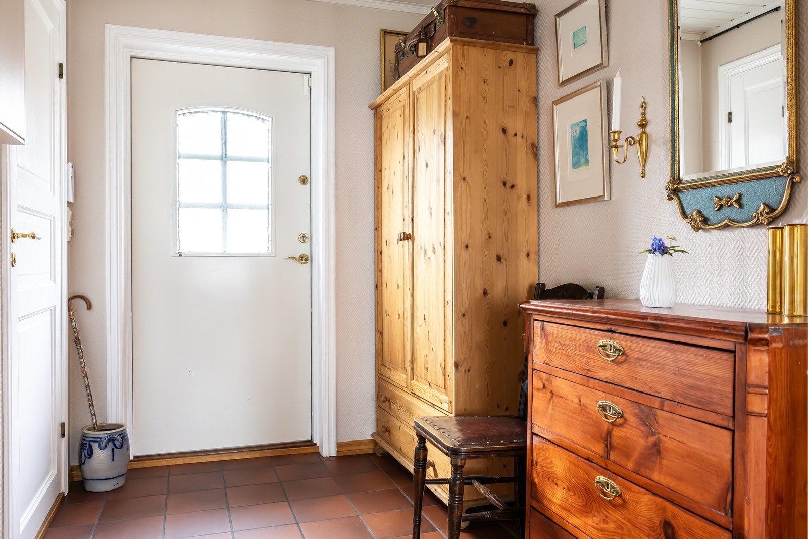 Romslig gang med plass til oppbevaring. Galleribilde