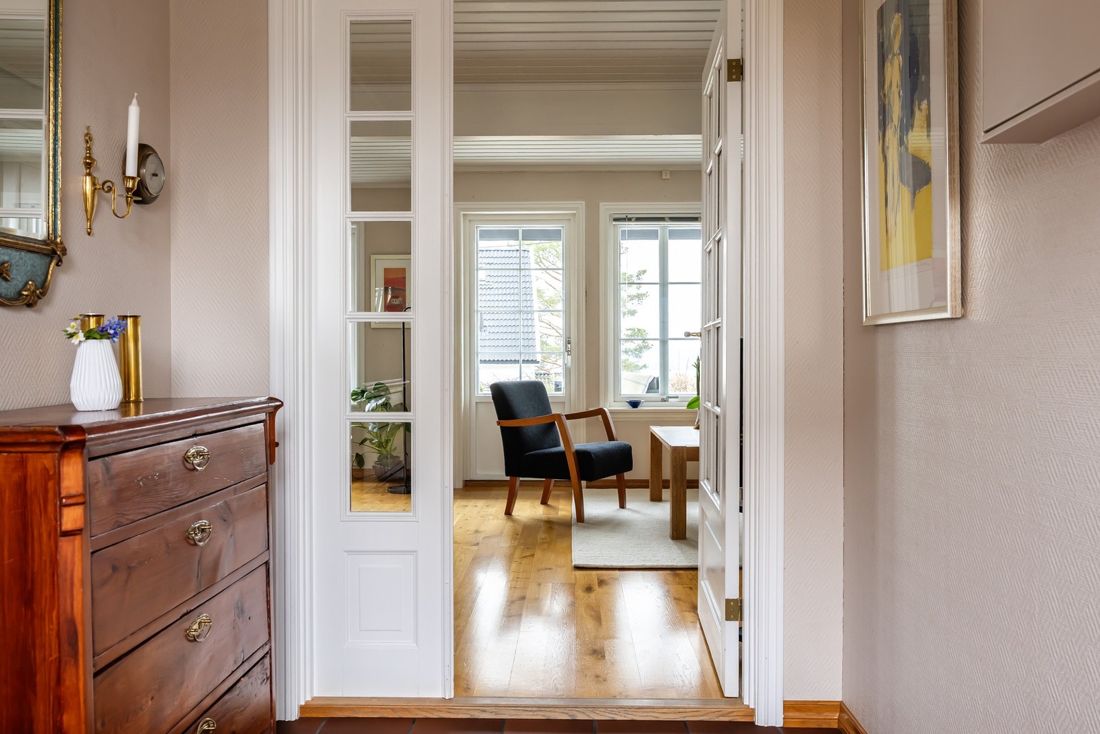 Velkommen inn! Inngangsparti med plass til oppbevaring. Galleribilde