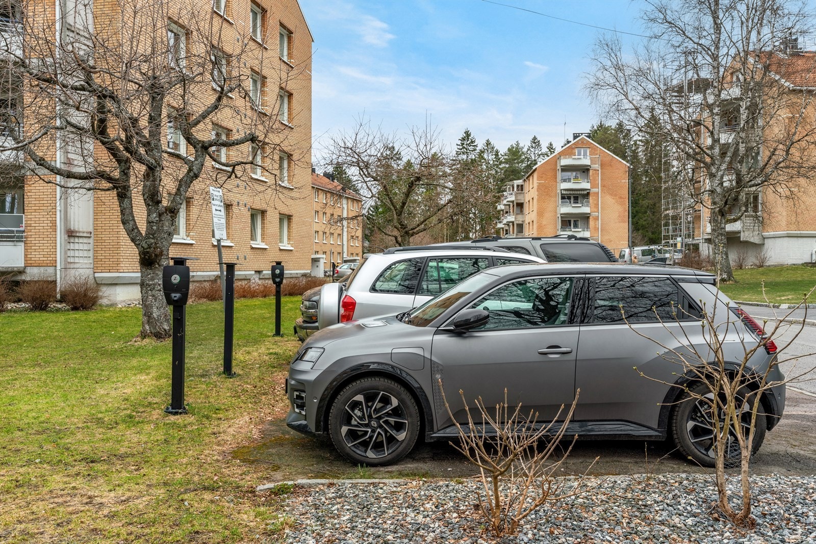 Rabben borettslag er et veldrevet lag. Mulighet å leie en parkeringsplass m/lader. Gratis gateparkering. Galleribilde