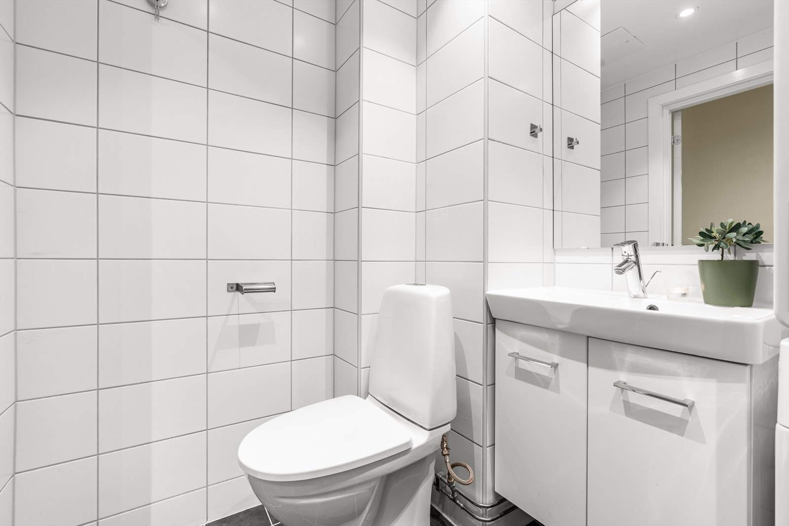 Rommet er utstyrt med dusjhjørne med glassdører, servantinnredning og innfelte downlights i himlingen. Galleribilde