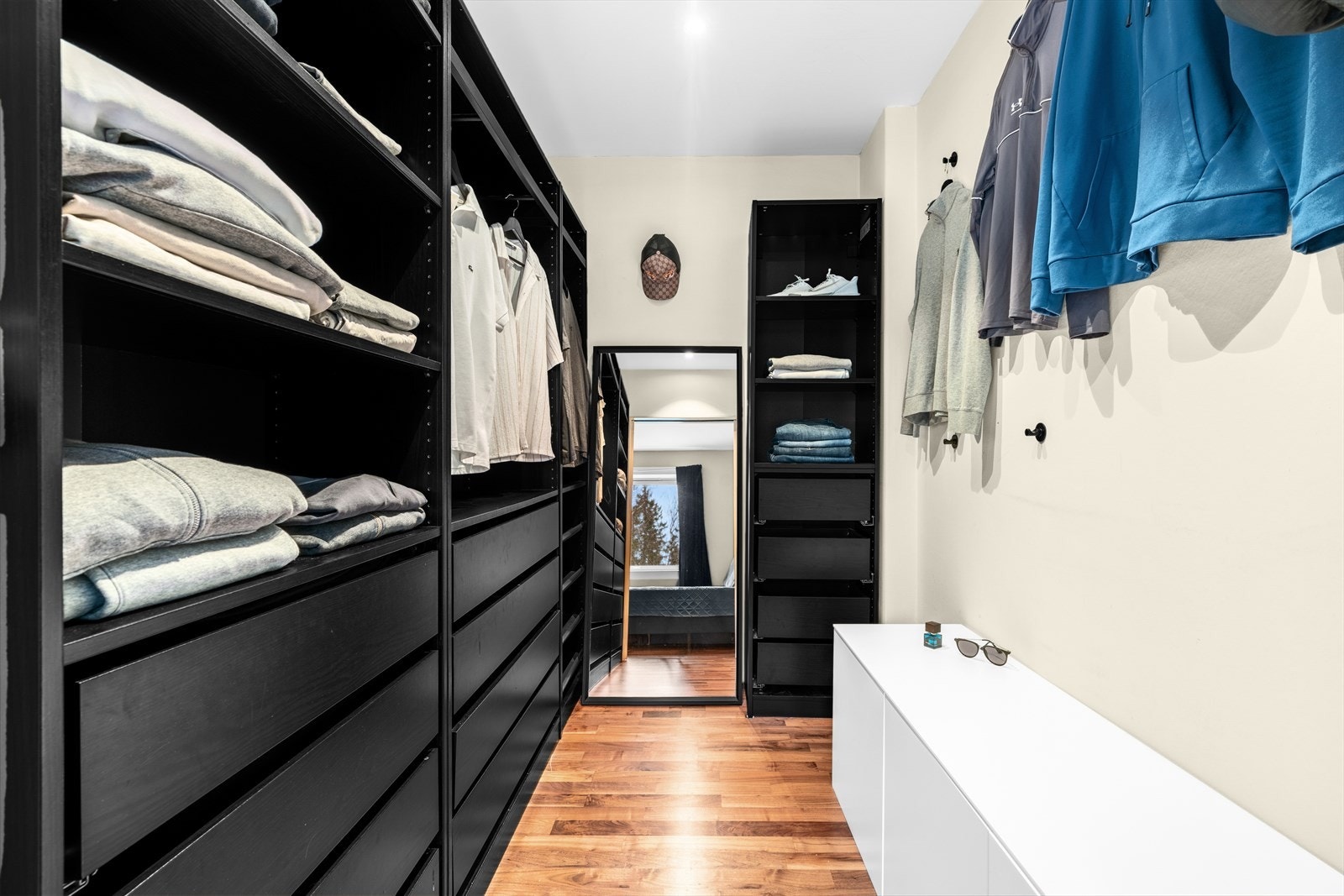 Leiligheten utmerker seg med svært gode lagringsmuligheter, inkludert et eget walk-in-closet, bod på balkongen, samt to boder i kjeller og én på loft. Galleribilde