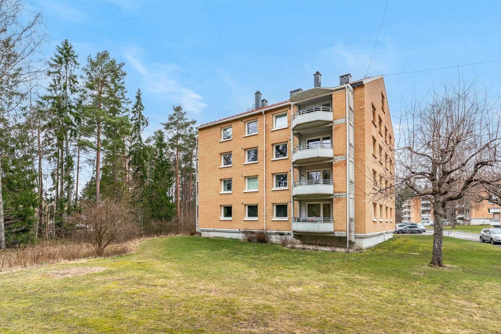 Borettslaget består av 504 leiligheter og har store, grønne fellesområder. Galleribilde