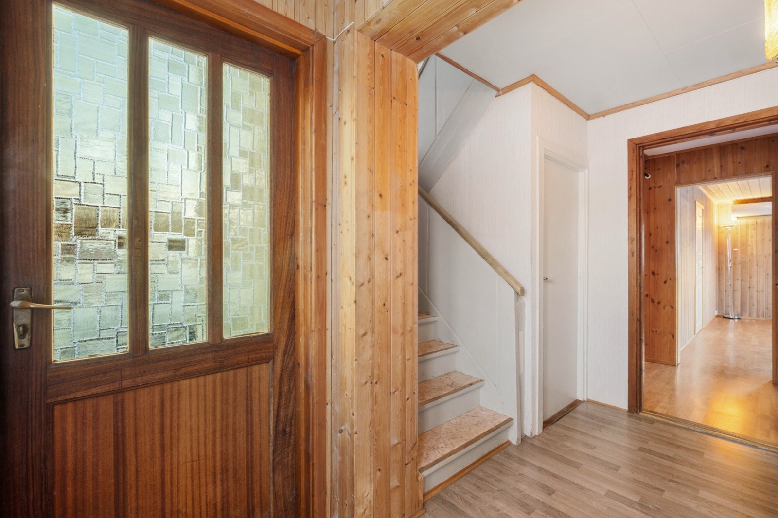 Velkommen inn! Entré med plass til å henge fra seg klær. Galleribilde