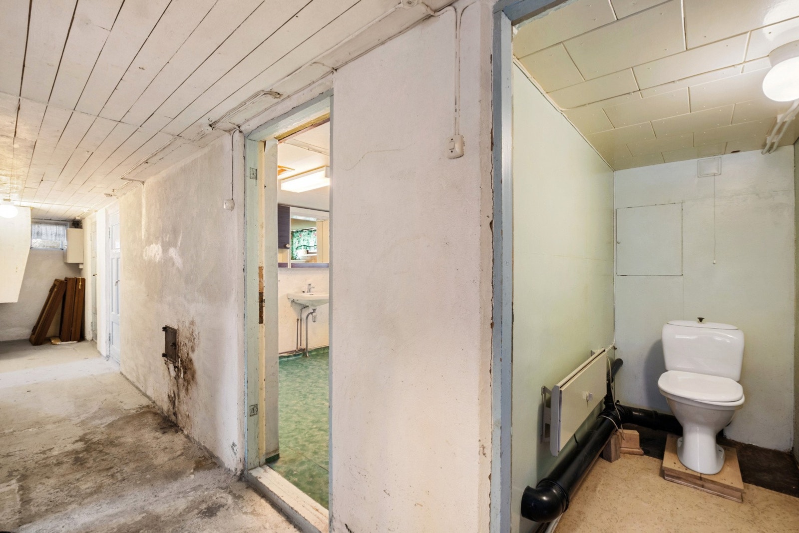 Vaskerom og wc-rom i kjeller Galleribilde