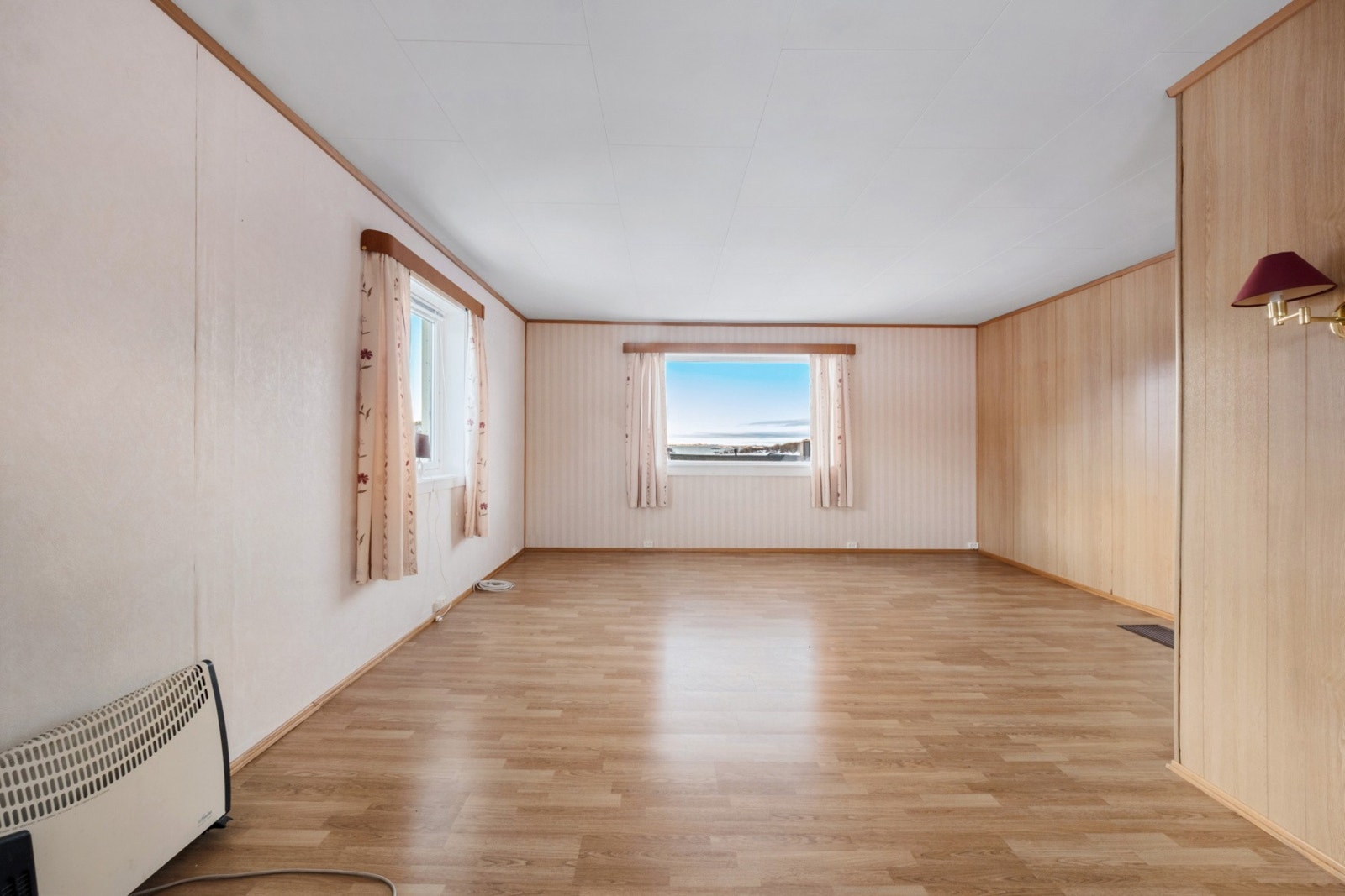 Store vindu som slipper inn godt med naturlig lys. Galleribilde