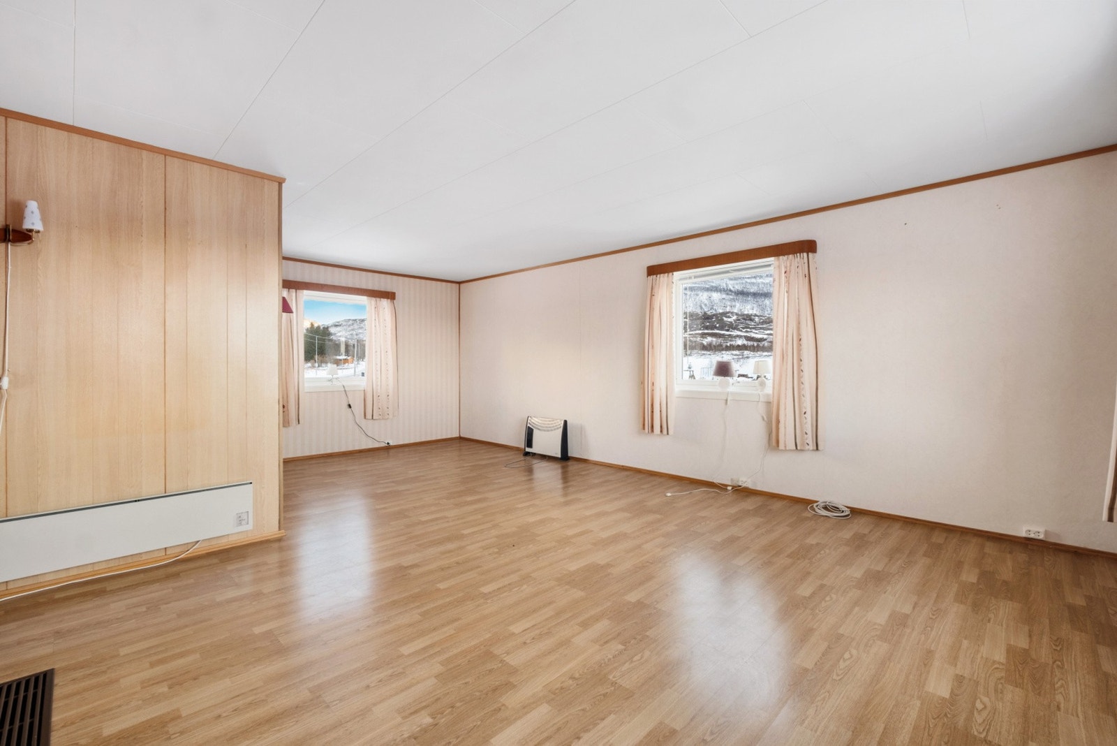 Romslig stue med god plass til flere sittegrupper. Galleribilde
