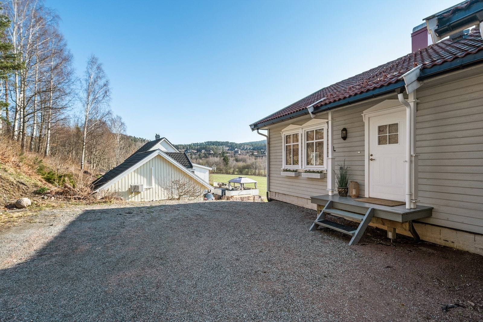 Boligen har felles gårdsplass med naboseksjonen mot nord. Herfra er det trappeadkomst til boligens eget, overbygde inngangsparti. Galleribilde