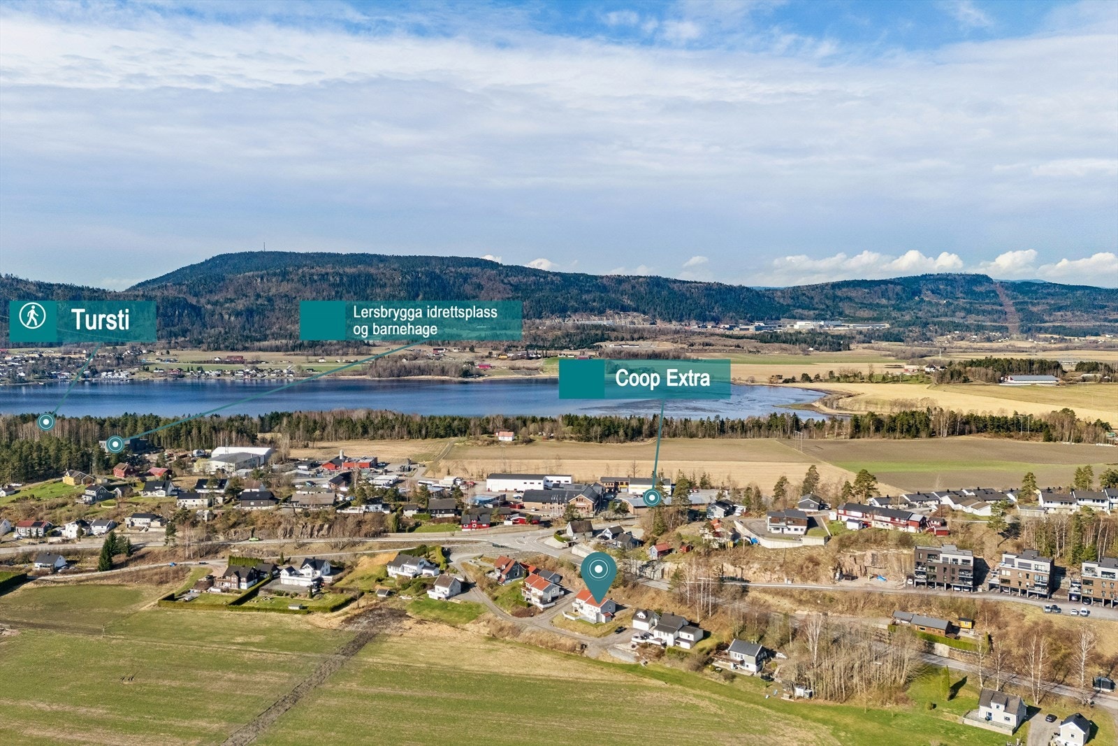 . Her har du fantastisk nærhet til både fjord og natur, samtidig som det er kort gangavstand til matbutikker, barnehage, fjorden, bussholdeplass og fotballbane. Galleribilde