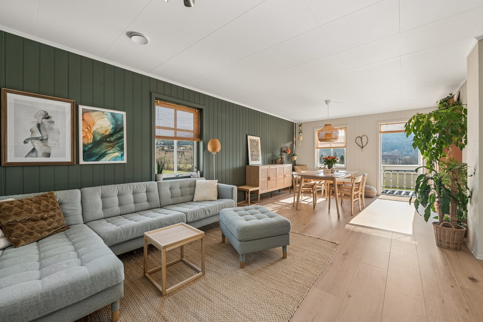 Boligen har en flott og romslig stue/spisestue med åpen og luftig romfølelse og god romstørrelse. Galleribilde