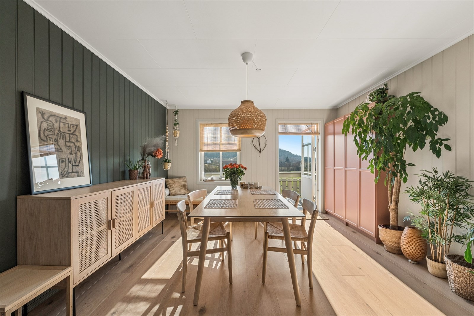 Her er det god plass til spisebord, og rommet egner seg perfekt for hyggelige sammenkomster med familie og venner. Galleribilde