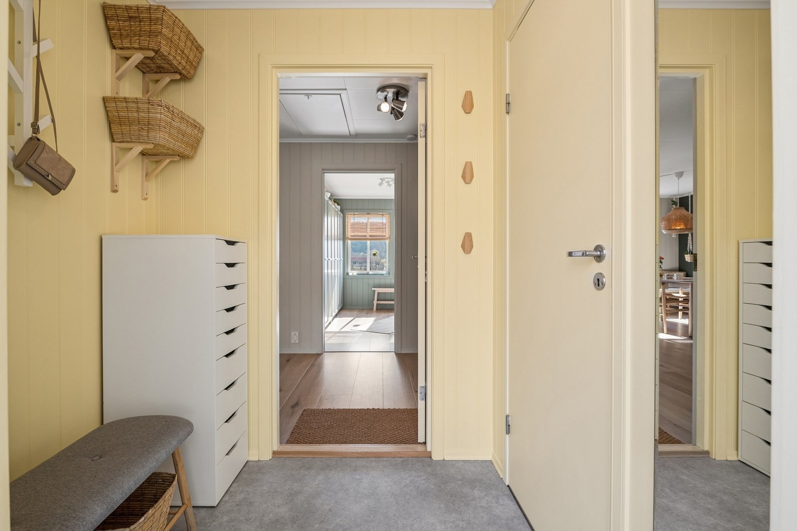 Entréen byr på fin plass til å både henge og sette fra seg sko og yttertøy. Galleribilde