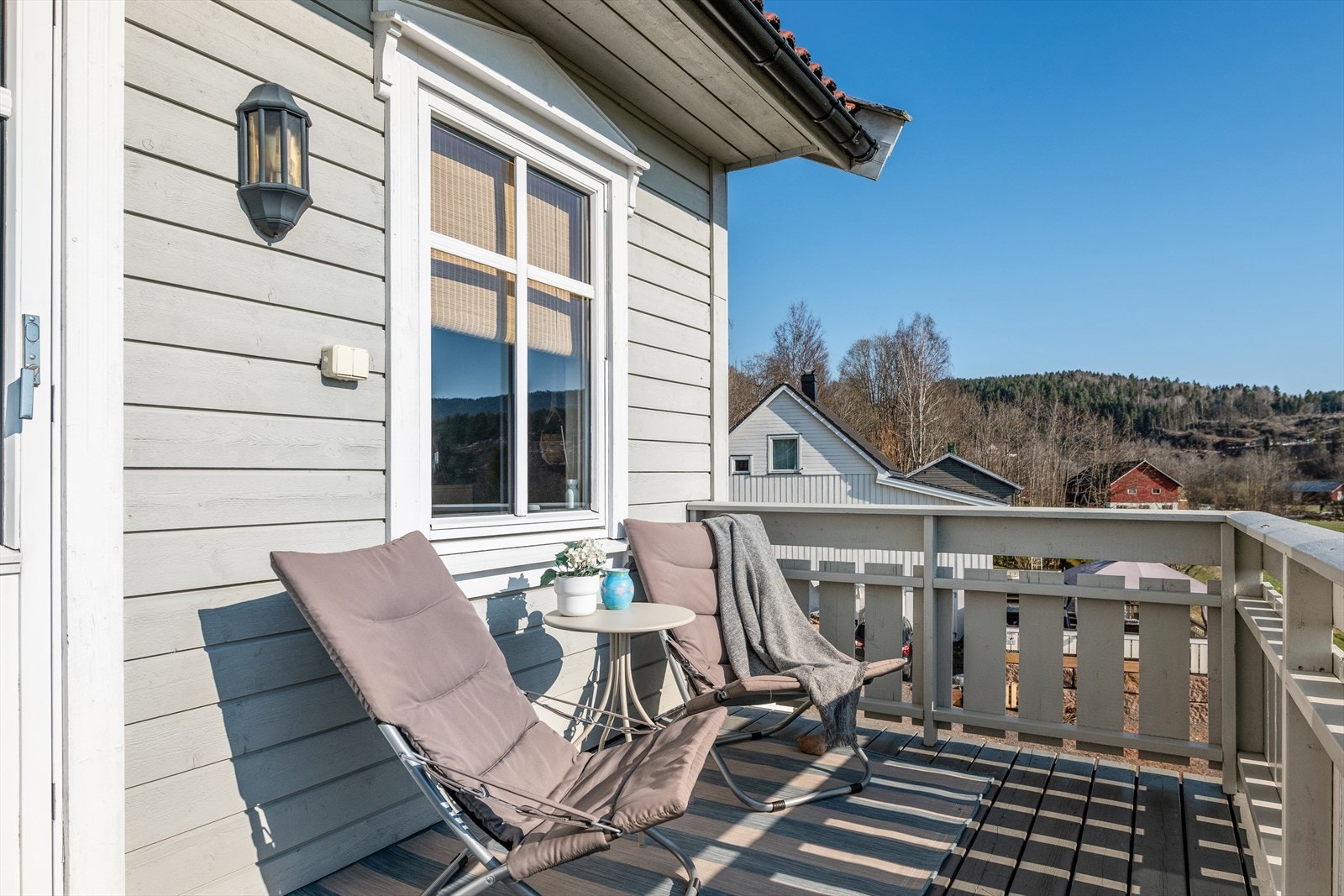 Fra stuen er det direkte utgang til en koselig og solrik balkong med plass til utemøbler og fin utsikt hvor en kan skimte fjorden blant de landlige omgivelsene. Galleribilde