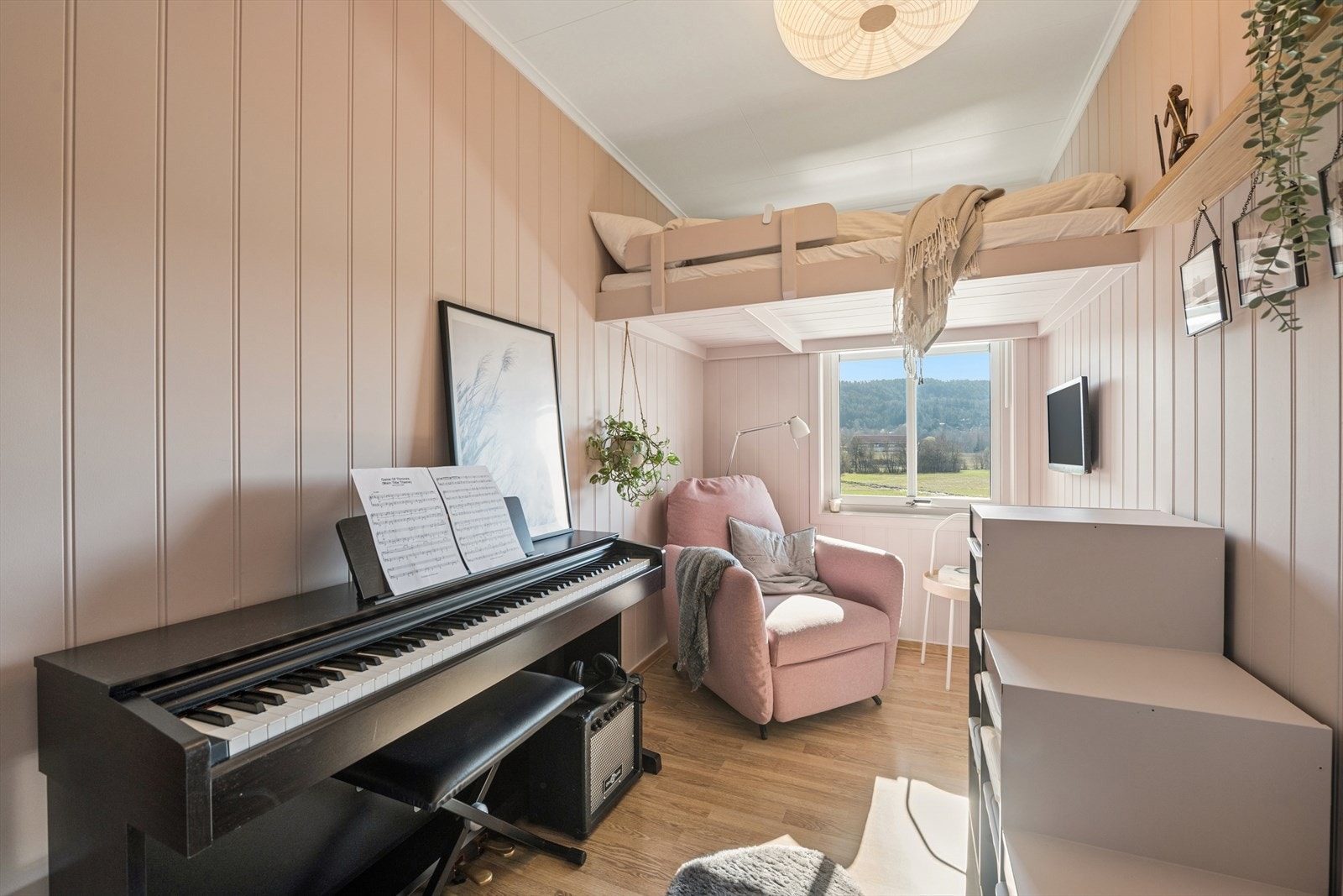 Et av soverommene har en spesialbygget hems/seng som medfølger. Galleribilde