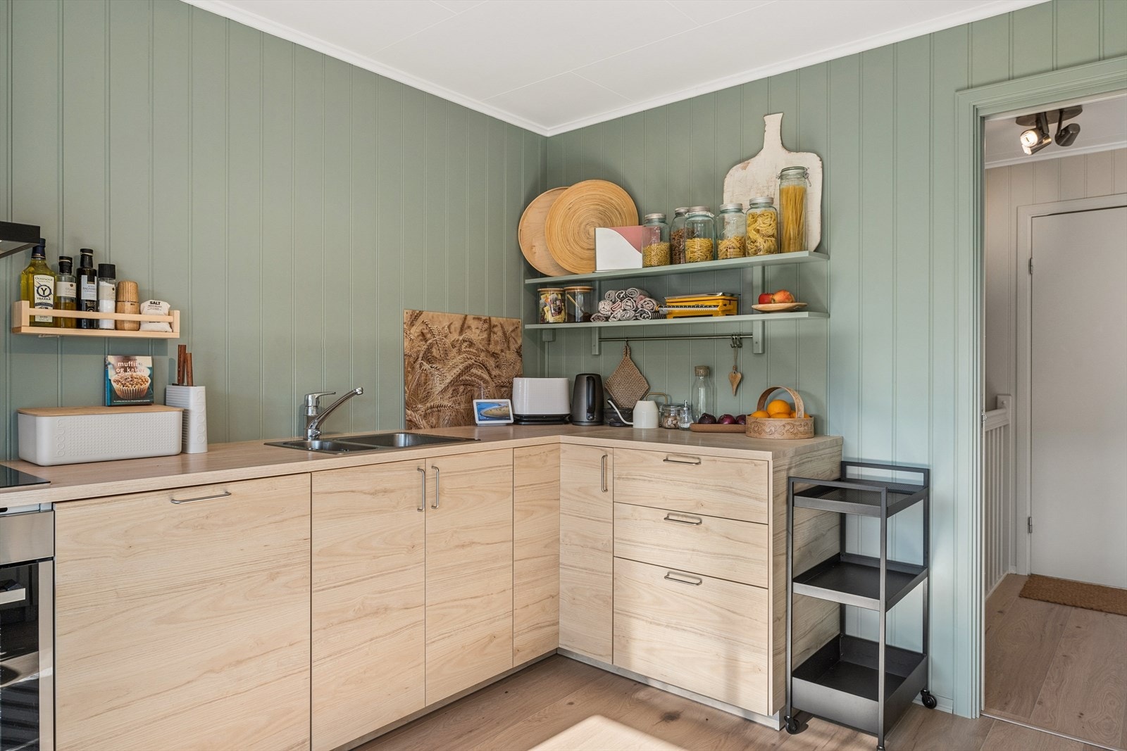et er montert en nyere, moderne og tidløs kjøkkeninnredning fra IKEA med glatte fronter i lys eikeutførelse. Innredningen er nærmest skreddersydd for rommet og byr på optimale arbeidsflater samt rikelig med oppbevaringsplass. Galleribilde