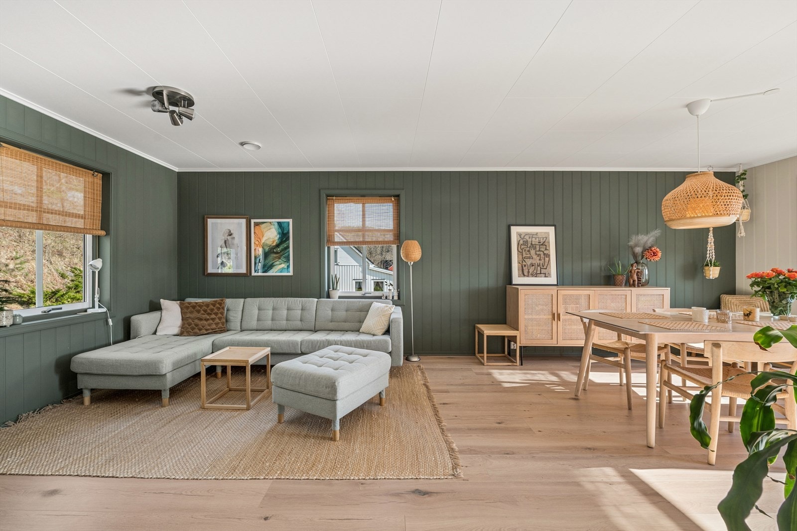 Stuen er tiltalende utforming med gode møbleringsmuligheter og er gjennomført med moderne og tidsriktige fargevalg på vegger, tak og gulv. Galleribilde