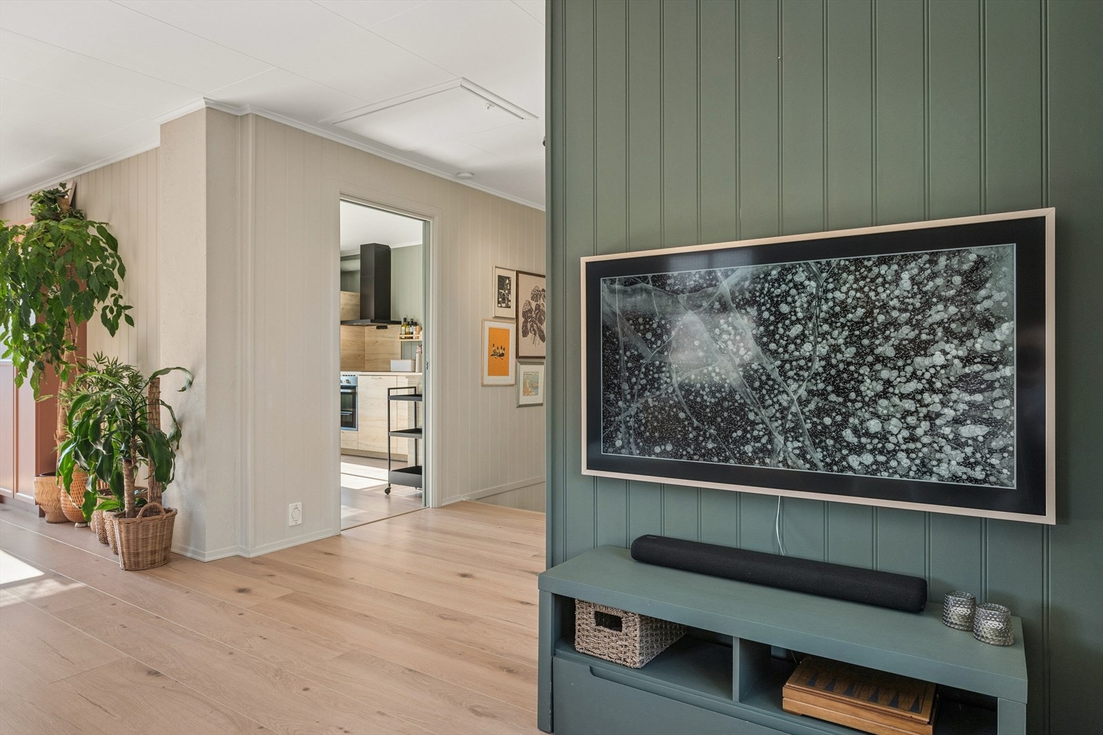 Boligen er gjennomført med en moderne og gjennomtenkt fargepalett. Galleribilde