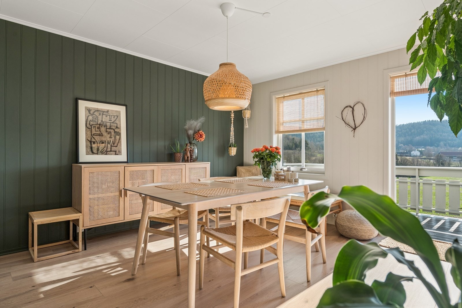 Store vindusflater slipper inn rikelig med naturlig lys, gir et behagelig inntrykk og fremhever den fine utsikten mot fjorden og de landlige omgivelsene i nærområdet. Galleribilde