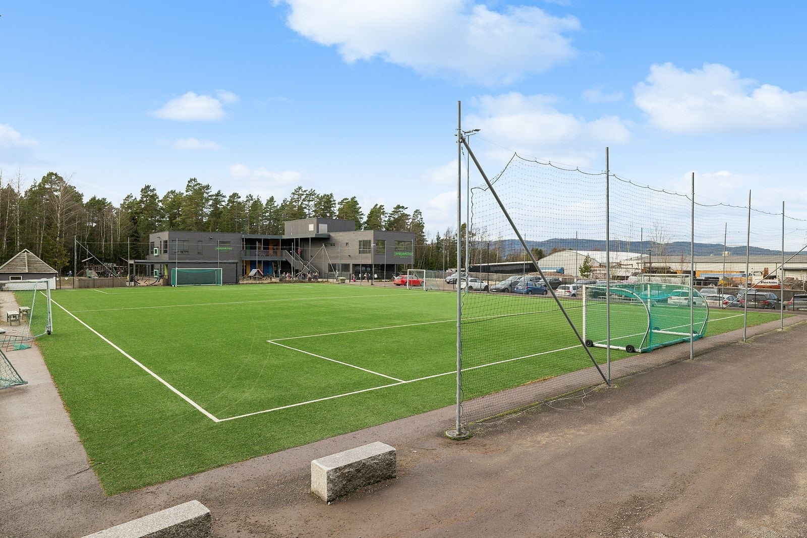 Fra boligen er det kort gangavstand til friidrettsbane, fotballbane, kunstgressbane og barnehage. Galleribilde