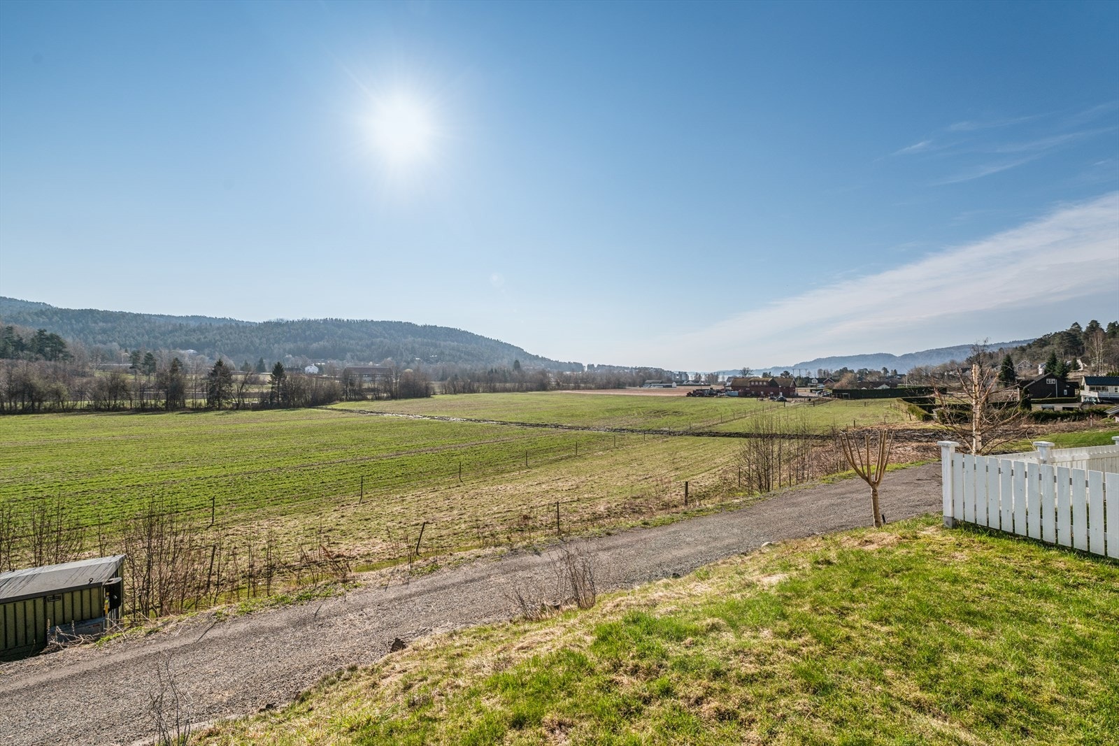 Hagen og terrassen har gode sol- og utsiktsforhold, med sol frem til ca. kl. 16. Galleribilde