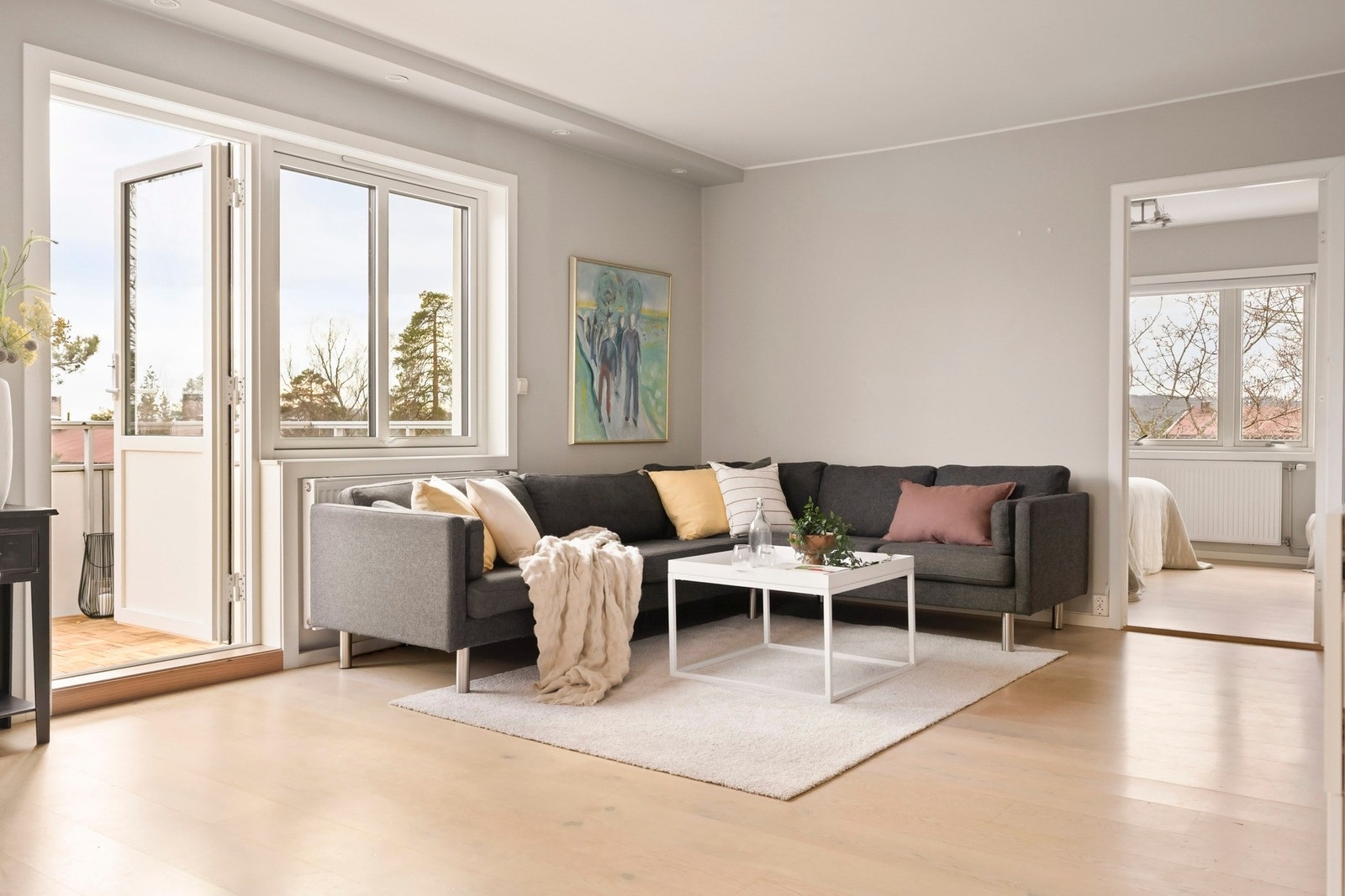 Rommet har gode møbleringsmuligheter med plass til både spisestue, sofagruppe, TV-benk og annet møblement. Galleribilde