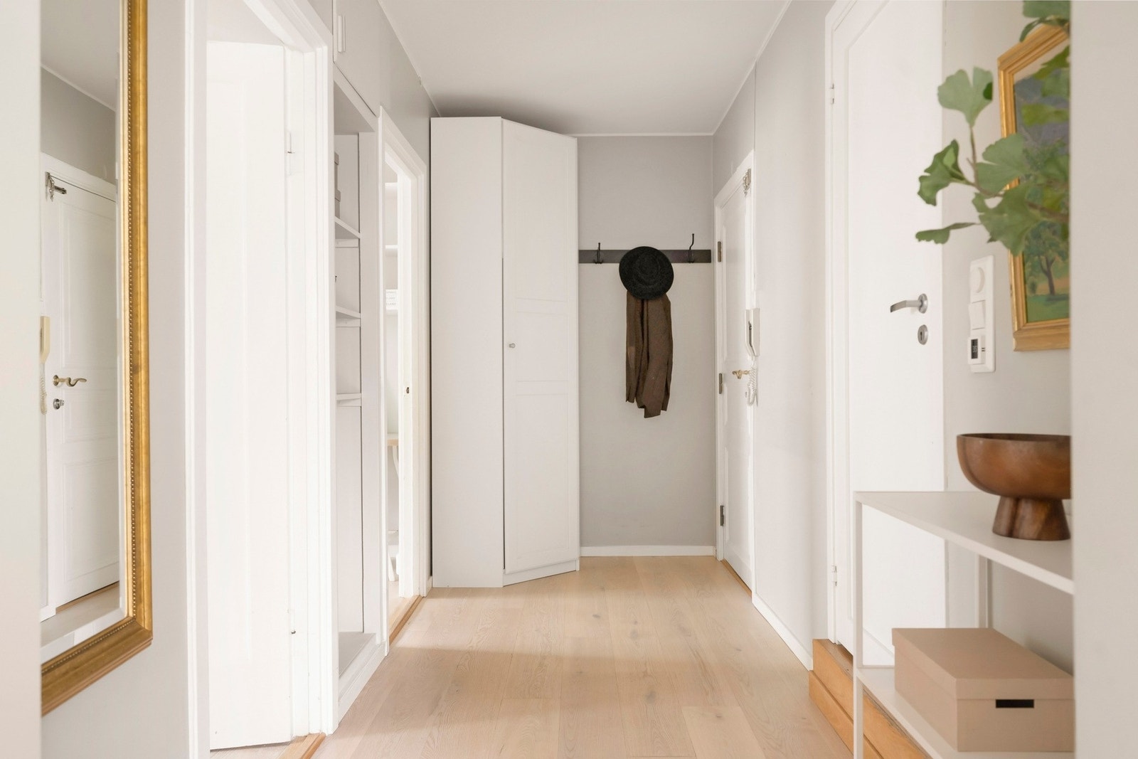 Velkommen inn! Det første som møter deg er en lys og romslig entré som gir et godt førsteinntrykk av boligen. Galleribilde