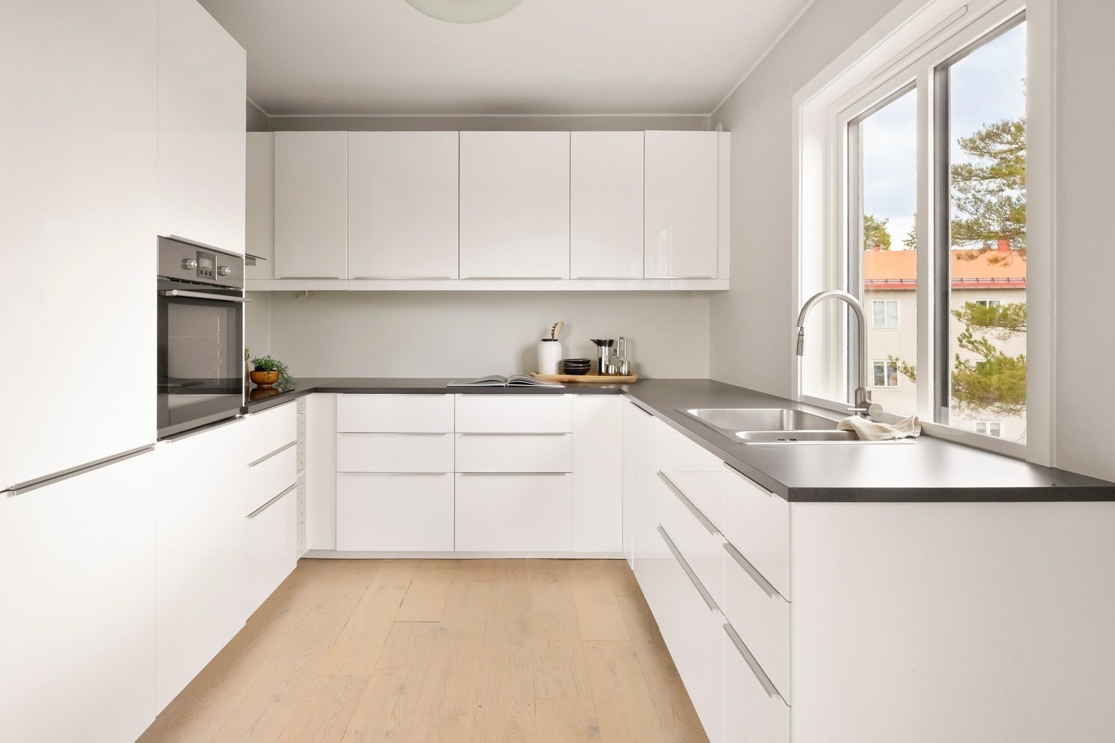IKEA kjøkkeninnredning fra 2017 med laminerte skrog og slette fronter. Galleribilde