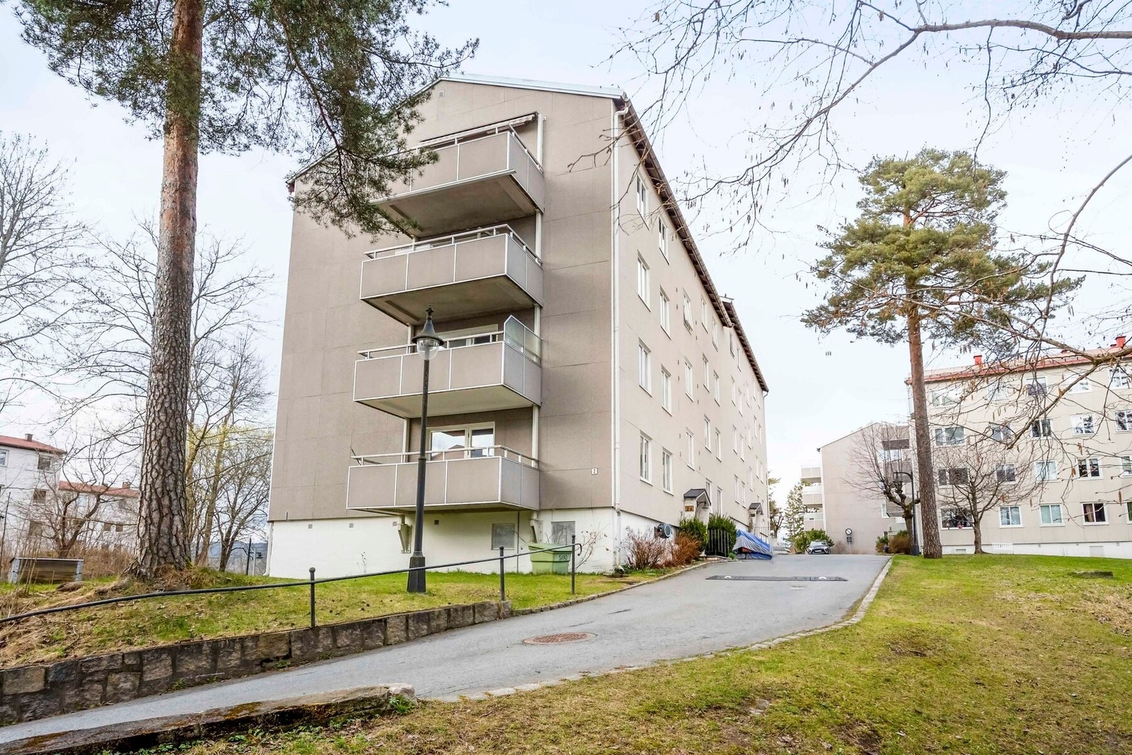 I tillegg disponerer boligen to eksterne boder på til sammen 4 kvm som byr på ekstra lagringsplass til sesongutstyr m.m. Galleribilde