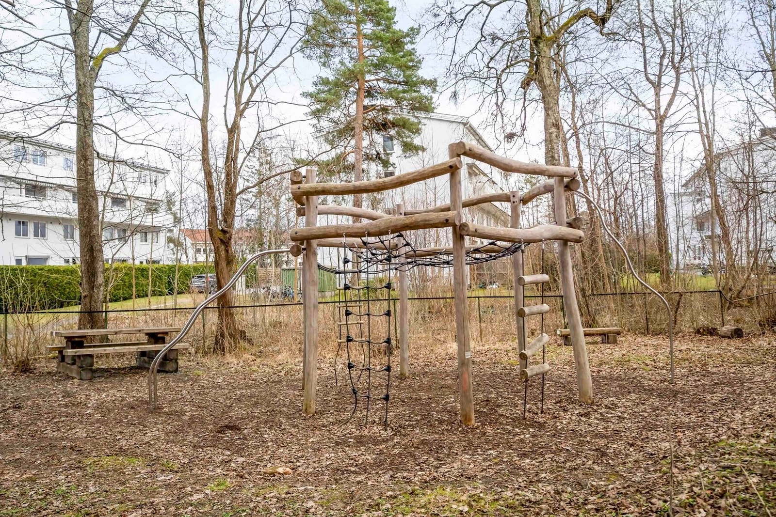 Fellesarealer er pent opparbeidet med asfalterte adkomstveier, gressplener, trær, busker, sittegrupper, lekestativ og sykkelparkering. Galleribilde