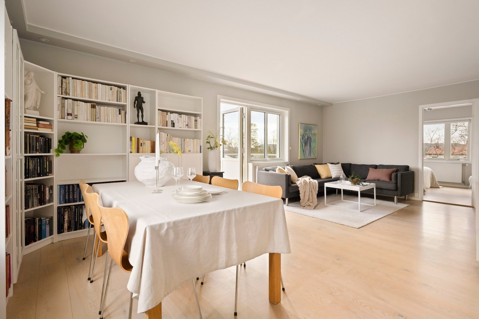 Leiligheten har en innbydende og luftig stue med store vindusflater som slipper inn rikelig med naturlig lys og skaper en behagelig atmosfære. Galleribilde