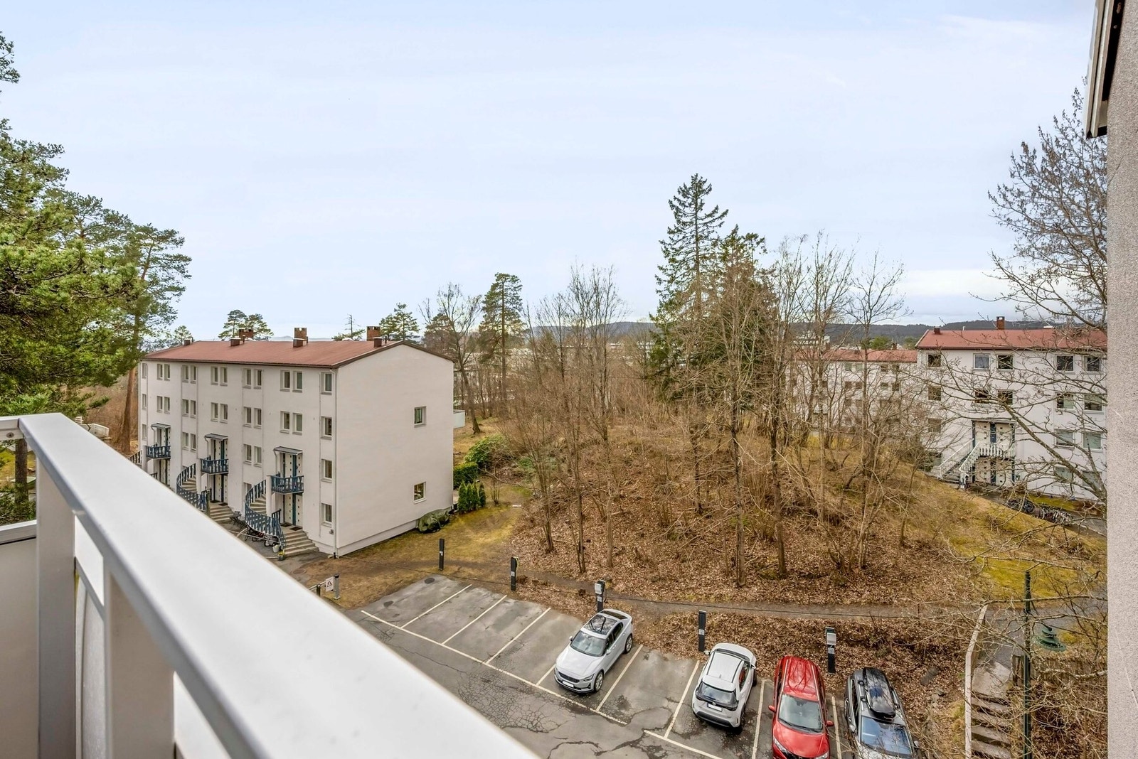 Balkongen ligger usjenert til og byr på hyggelig utsyn mot det grønne nabolaget. Galleribilde