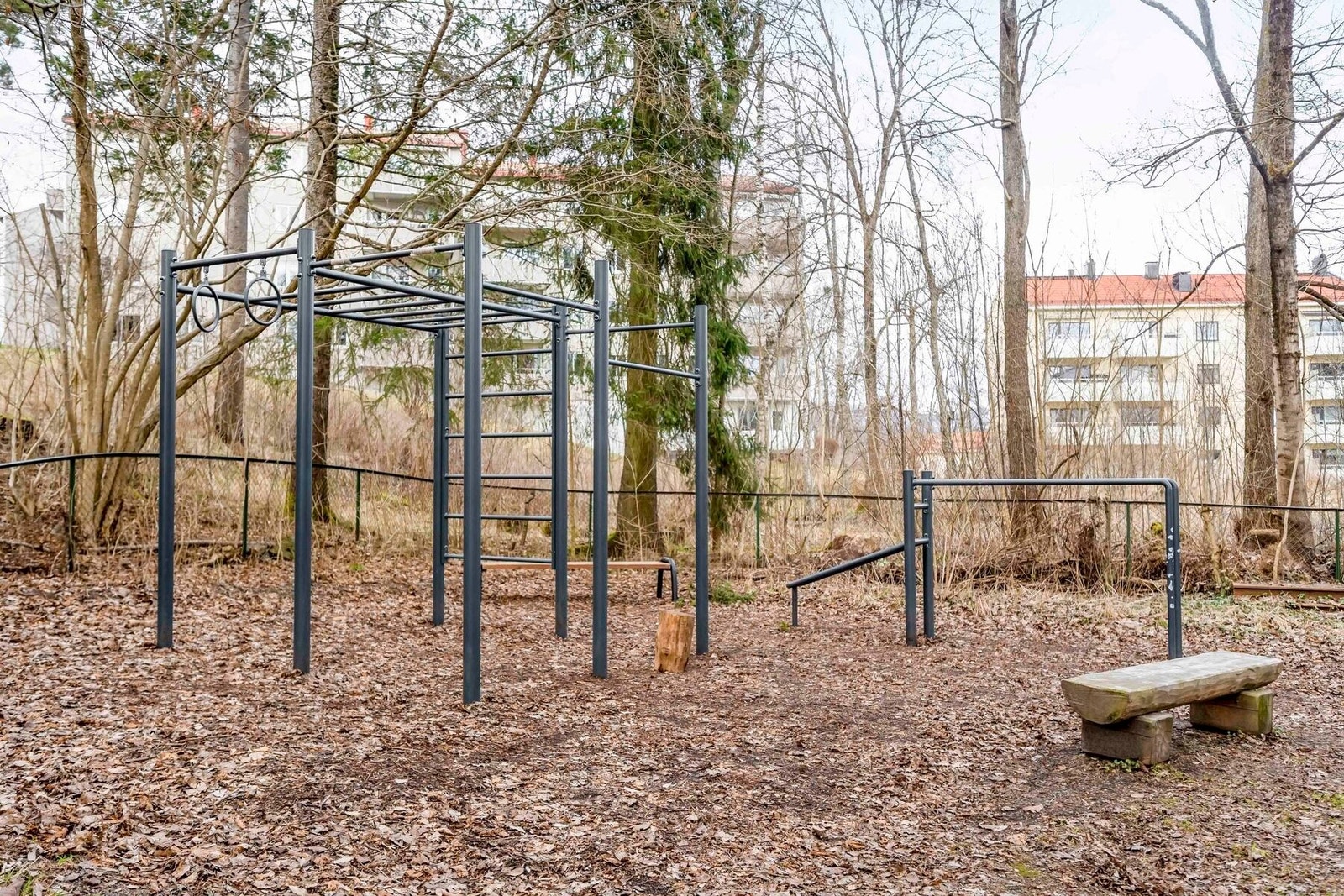 Fellesarealer er pent opparbeidet med asfalterte adkomstveier, gressplener, trær, busker, sittegrupper, lekestativ og sykkelparkering. Galleribilde
