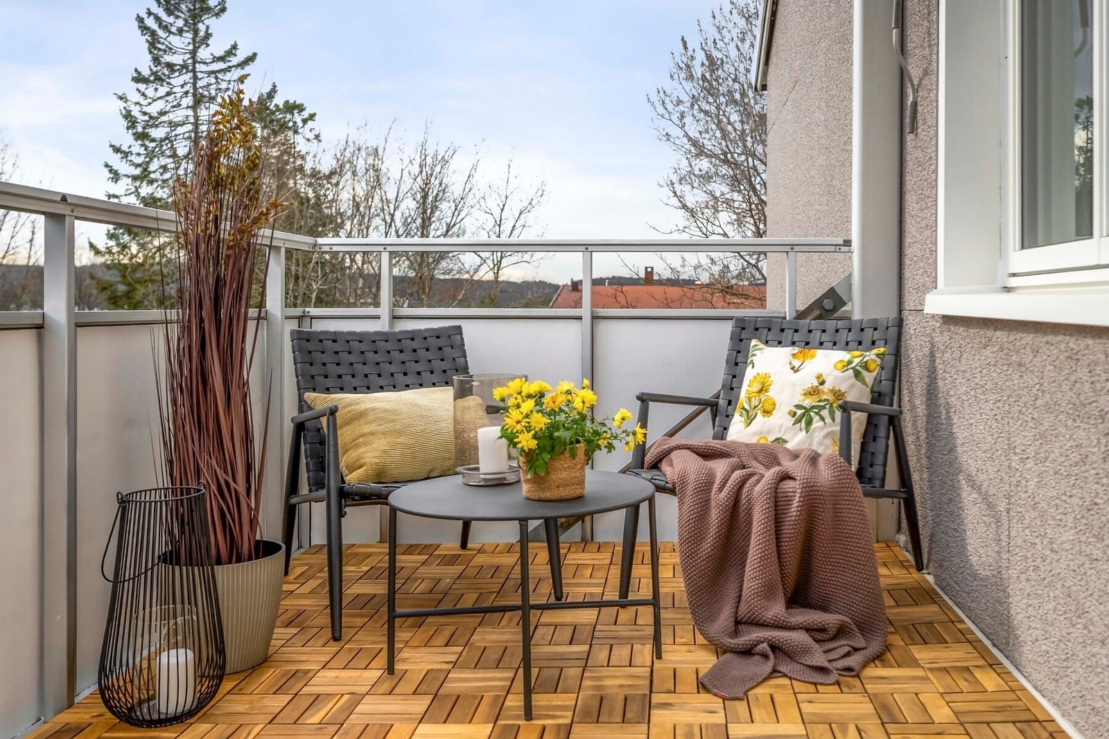 På sommerstid kan du nyte lange dager med gode solforhold med sol på balkongen fra ca. kl. 08:00 til 21:00. Galleribilde