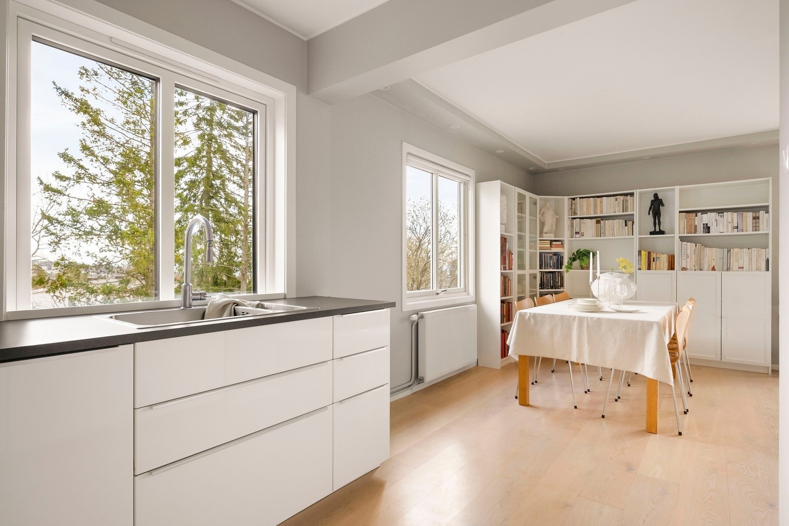 Kjøkkenet ligger i en åpen og sosial løsning med stuen - perfekt for sosiale sammenkomster. Galleribilde