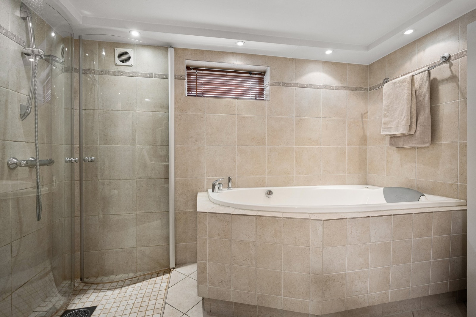 Badet kommer med badekar, en ettertraktet detalj som gir rom for avslapning i en ellers travel hverdag. Galleribilde