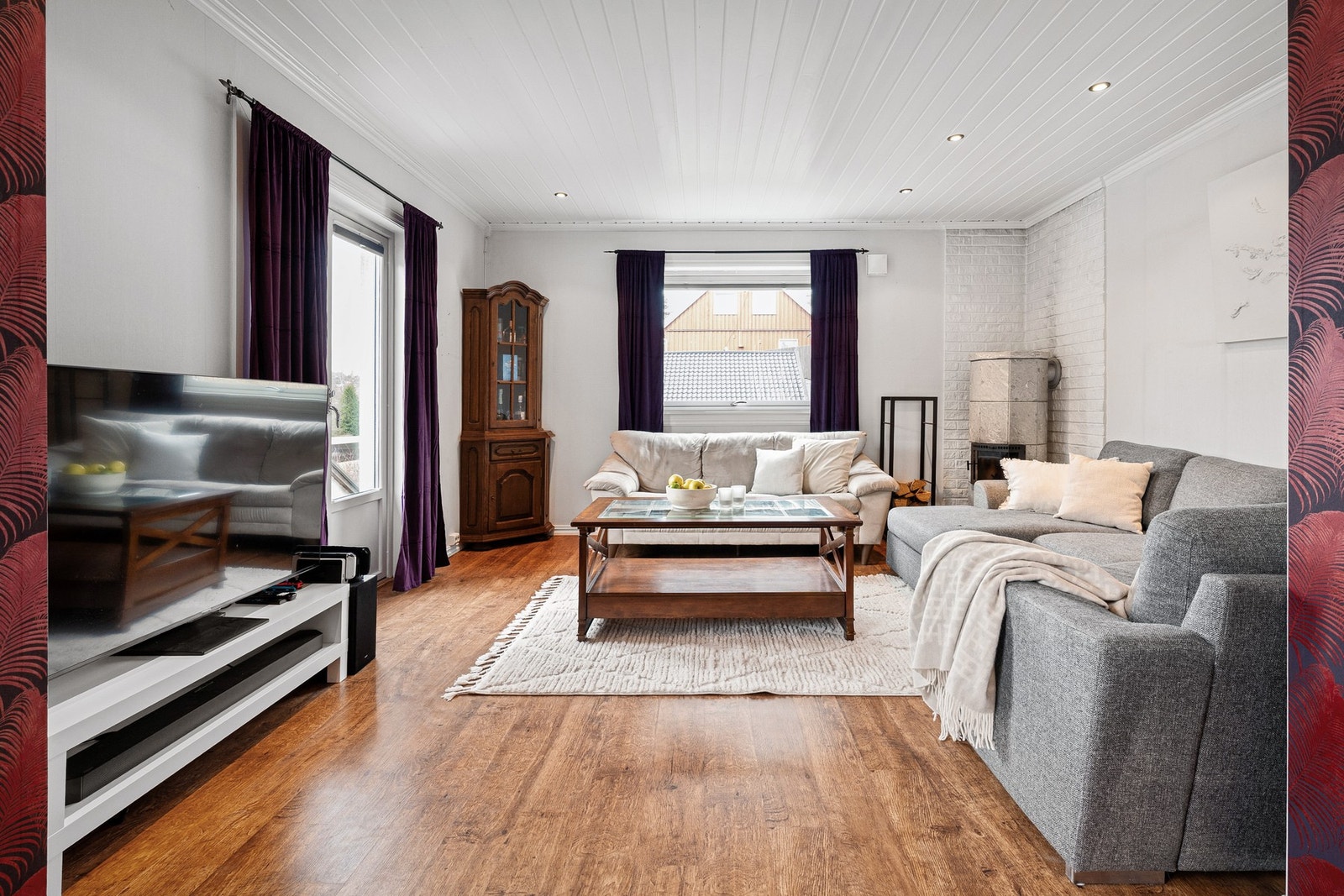 Boligen byr på en lys og romslig stue med god plass til sittegruppe og TV-benk. Et perfekt sted for å nyte fredagskvelden. Galleribilde