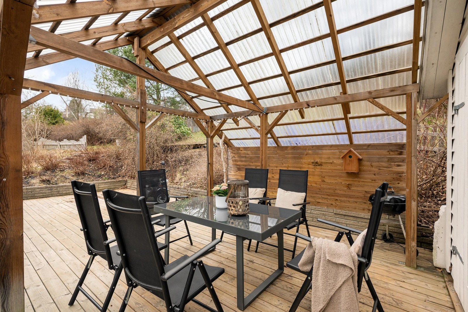 Enebolig over 3 plan med en stor og skjermet hage på baksiden av huset, samt en romslig terrasse som egner seg perfekt for grillkvelder og sommerfest. Galleribilde