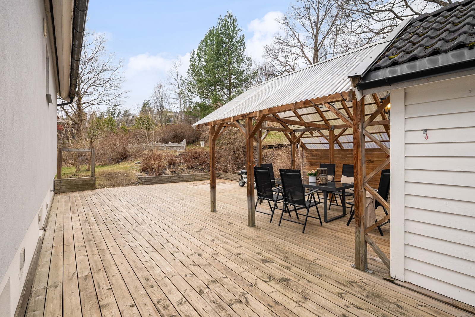I tilknytting til hagen har boligen en romslig og skjermet terrasse på baksiden av huset. Et perfekt uteareal for hyggelige sommerkvelder og lek for barna. Galleribilde