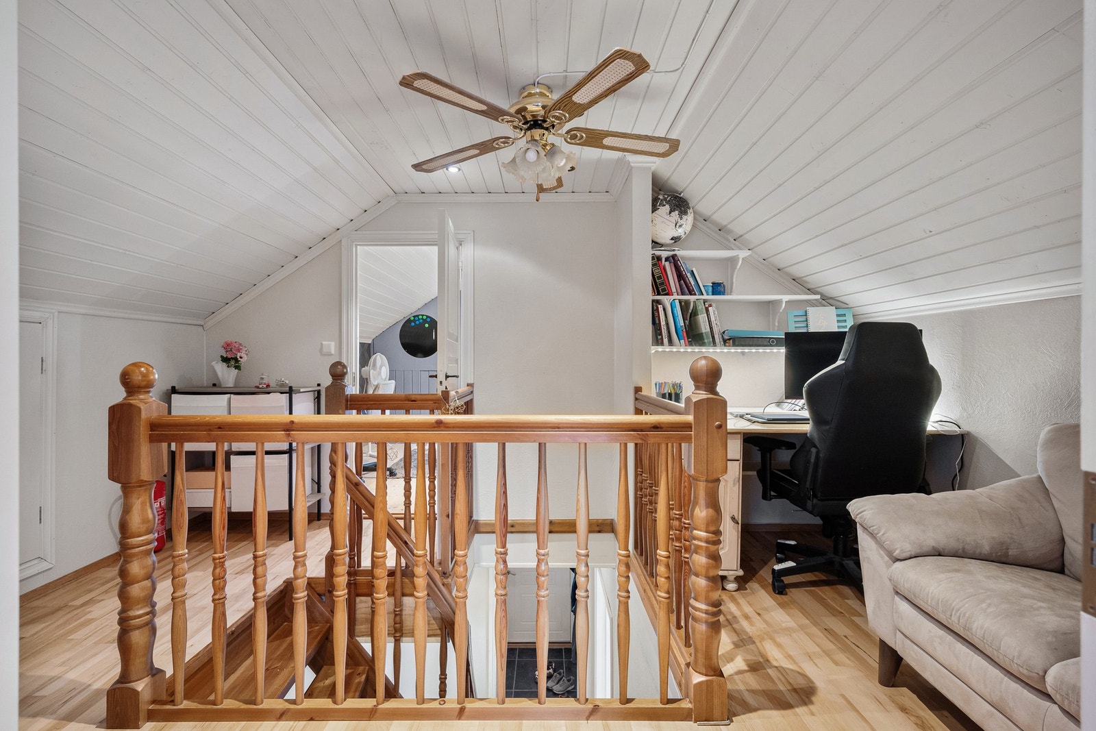 Gangen i loftsetasjen er romslig, med plass til pult og rikelig med lagringsplass i knevegger. Galleribilde