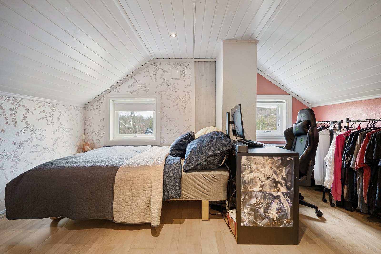 Romslig rom i dag benyttet som soverom, med god plass til seng, pult og klesinnredning. Galleribilde