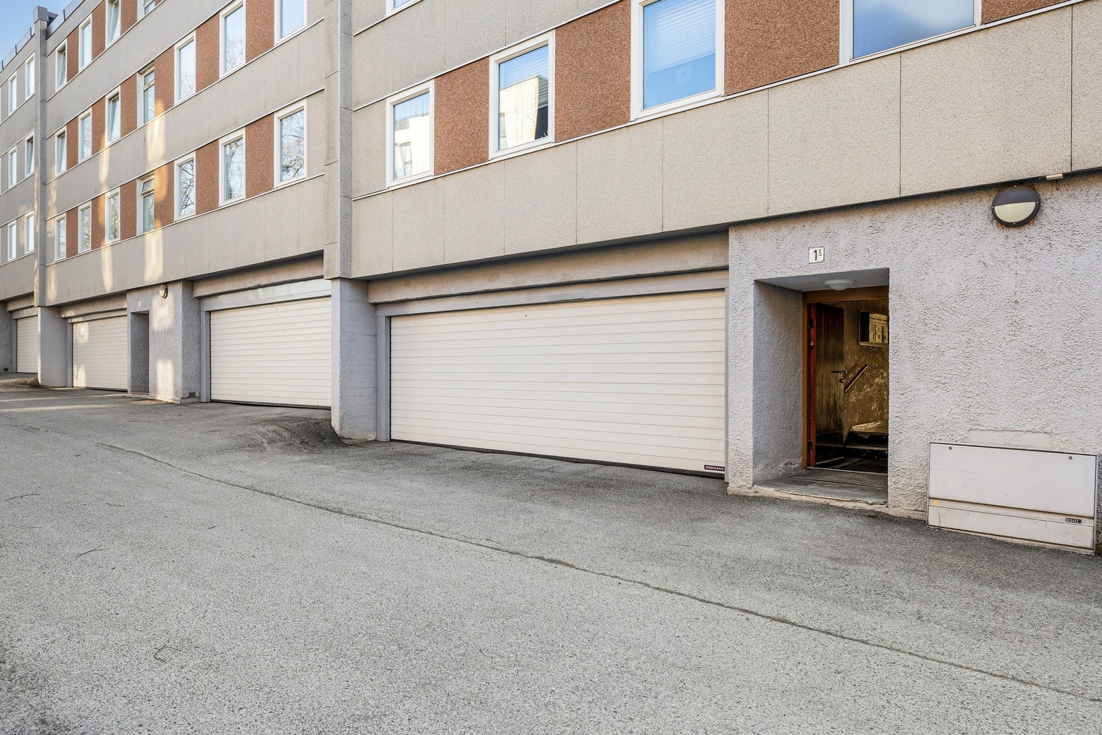 En garasjeplass medfølger hver leilighet. Galleribilde