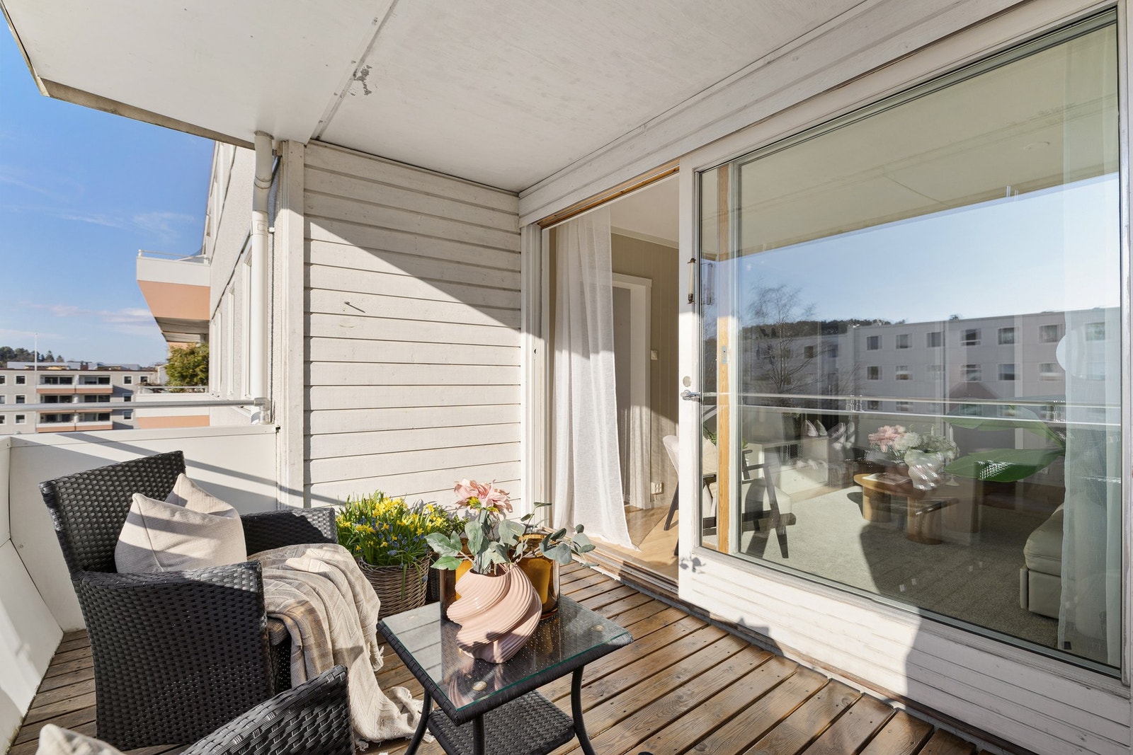 På fine dager blir balkongen en forlengelse av stuen. Galleribilde