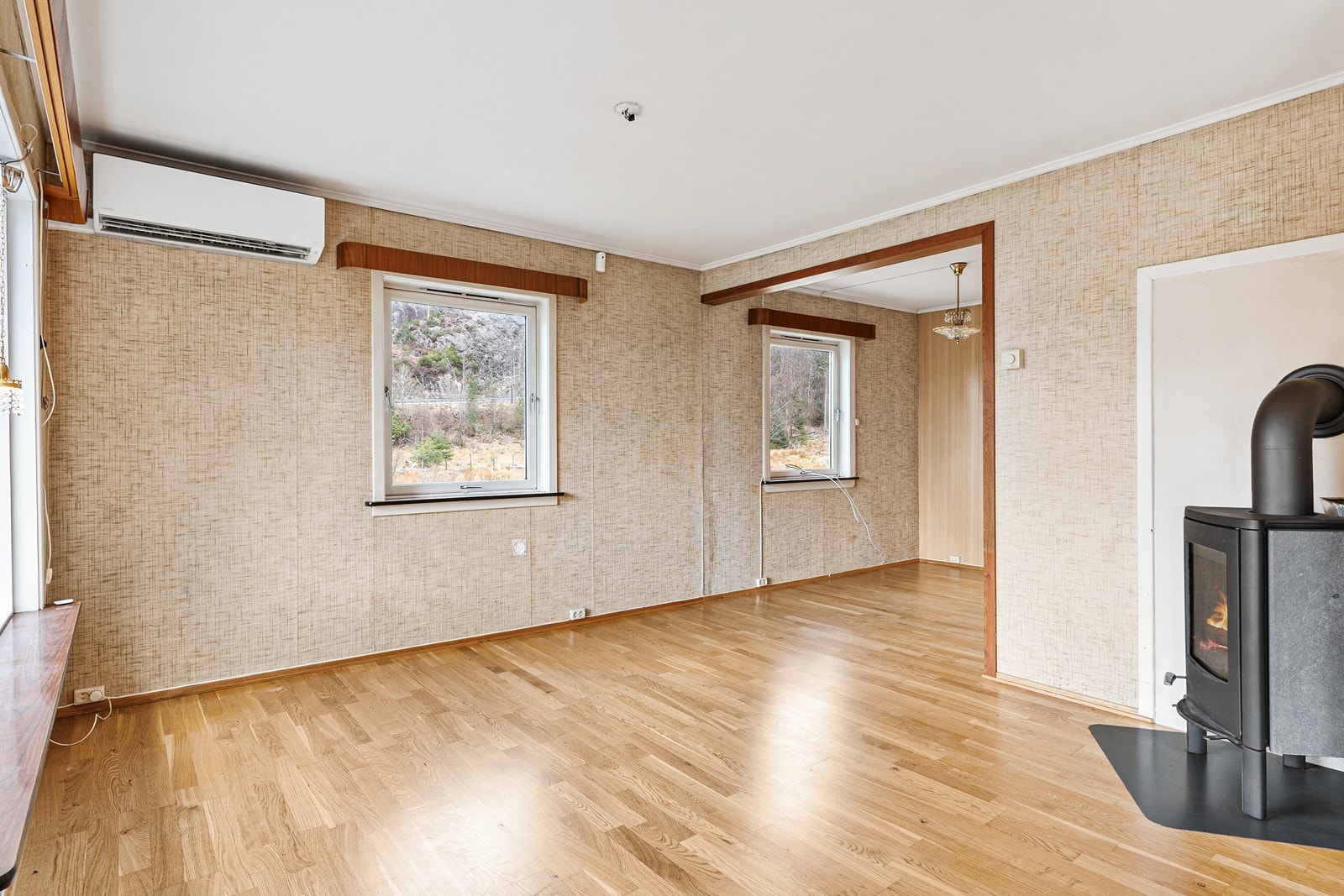 I hovedetasjen er det vedovn og varmpepumpe - perfekt for kalde dager. Galleribilde
