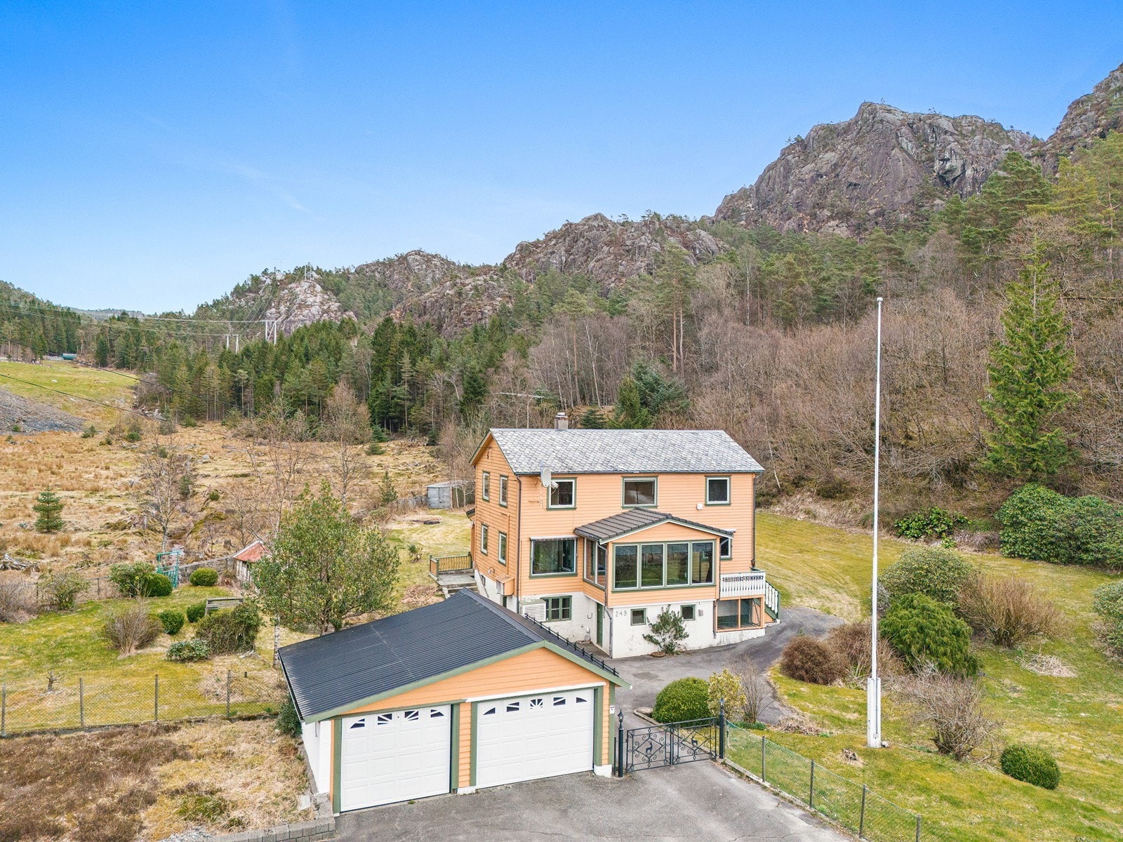 Velkommen til Fitjarvegen 249 - Presentert av Eiendomsmegler Norge v/Ove Sagenes. Galleribilde