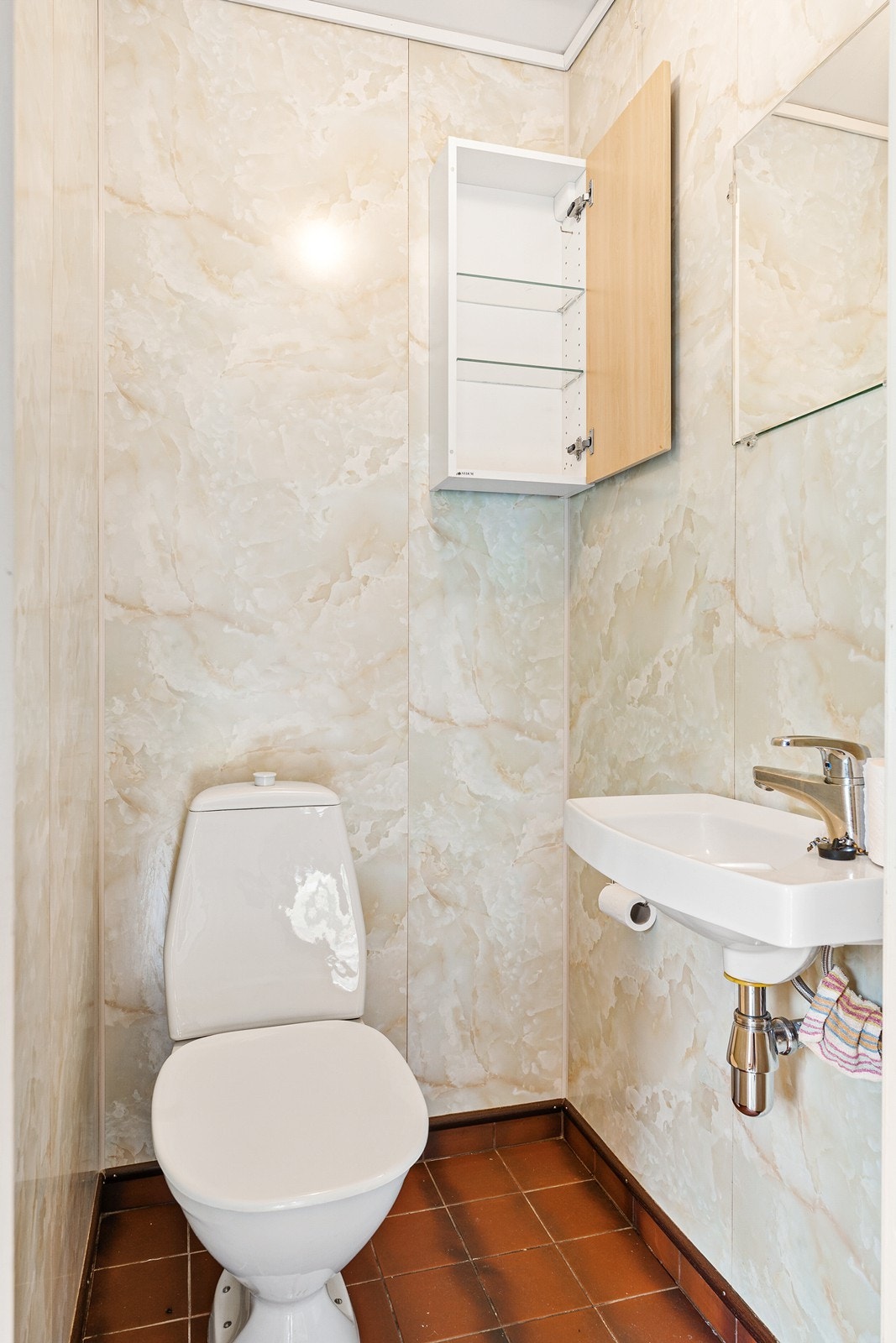 Ved siden av badet er det også et praktisk WC. Galleribilde