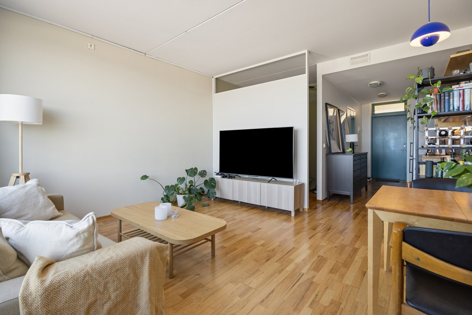 Tv-en kan med fordel plasseres mot/på vegg. Galleribilde