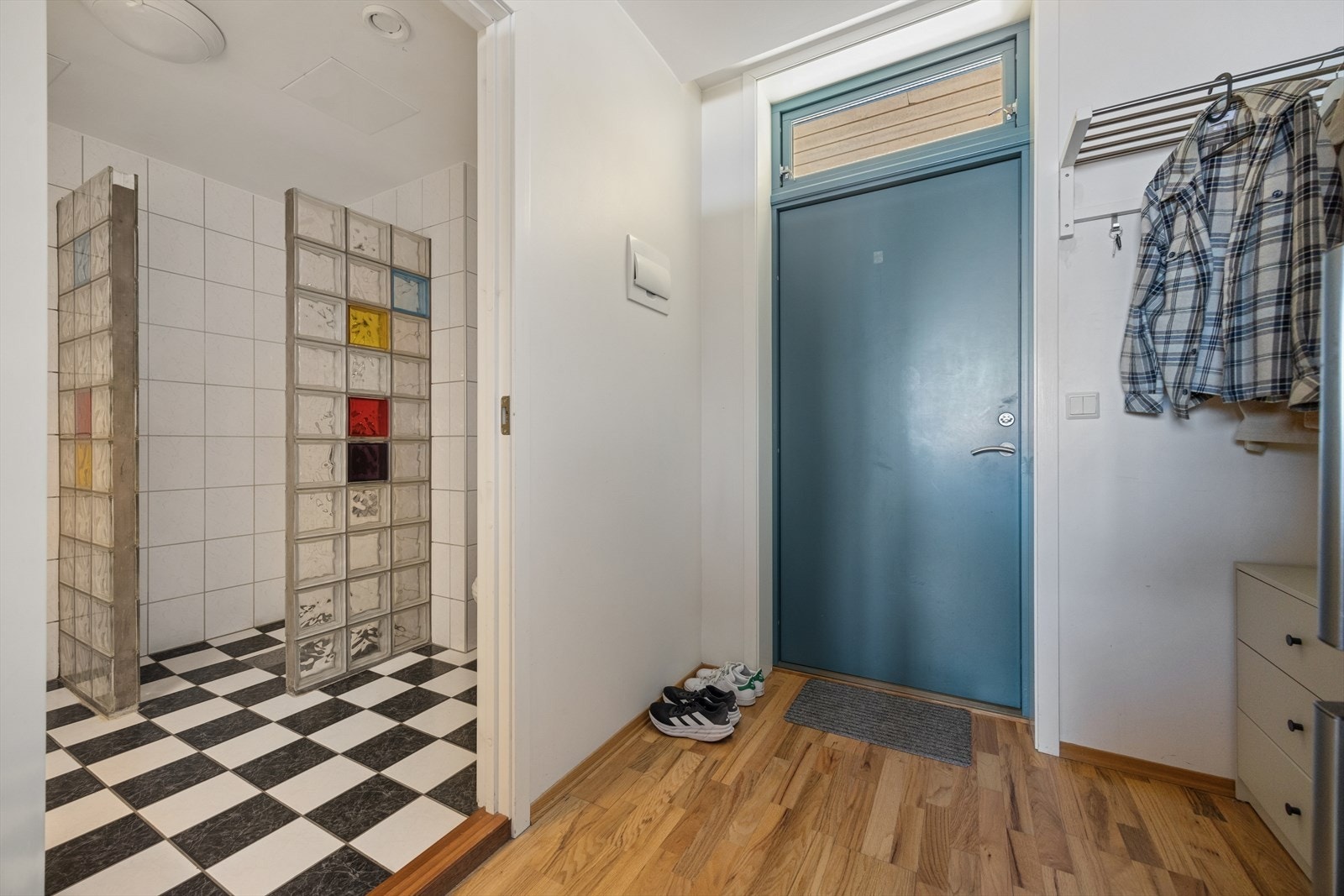 Velkommen inn! Lys og hyggelig entré med plass for enkle garderobe- og opphengsløsninger. Galleribilde