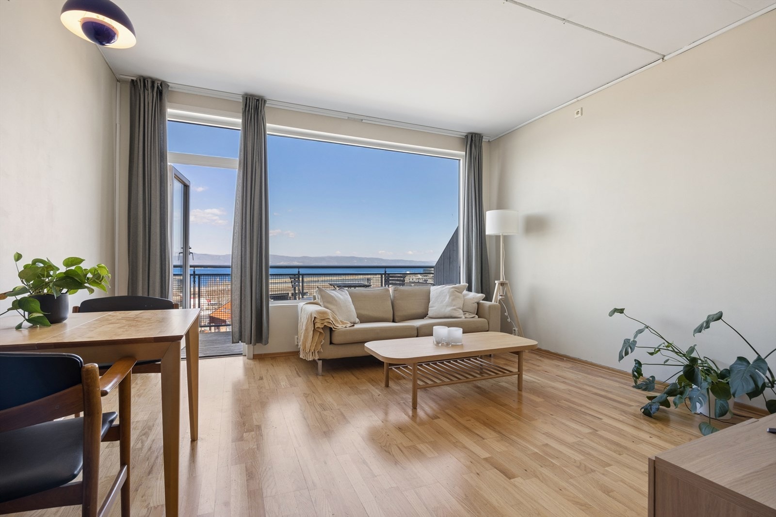Vi beveger oss videre inn i en lys og innbydende stue. Galleribilde
