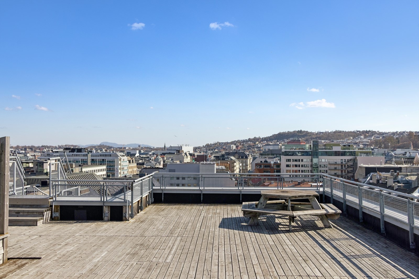 Felles takterrasse med benker. Her ligger alt til rette for sosialisering og hygge. Galleribilde