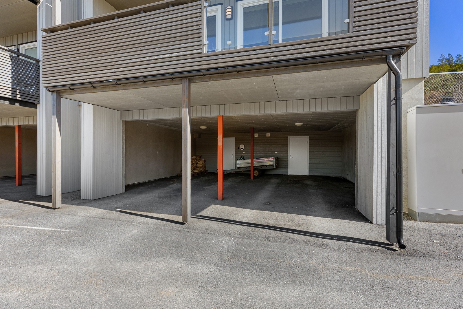 Høyre carport følger leiligheten Galleribilde