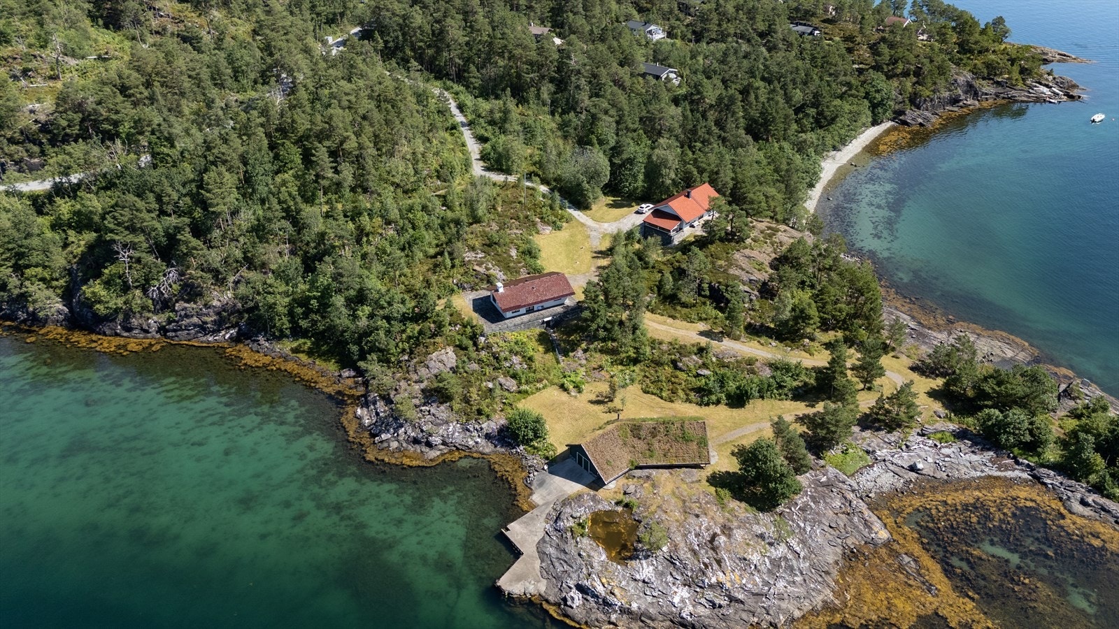 Her får du en eiendom som inviterer til både sommerliv ved sjøen og stemningsfulle helger gjennom hele året. Galleribilde